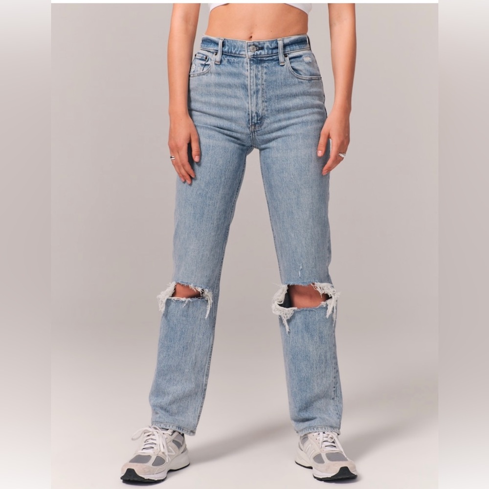 Abercrombie & Fitch 90’s Straight Jean Ultra High Rise, size 4, lighter wash